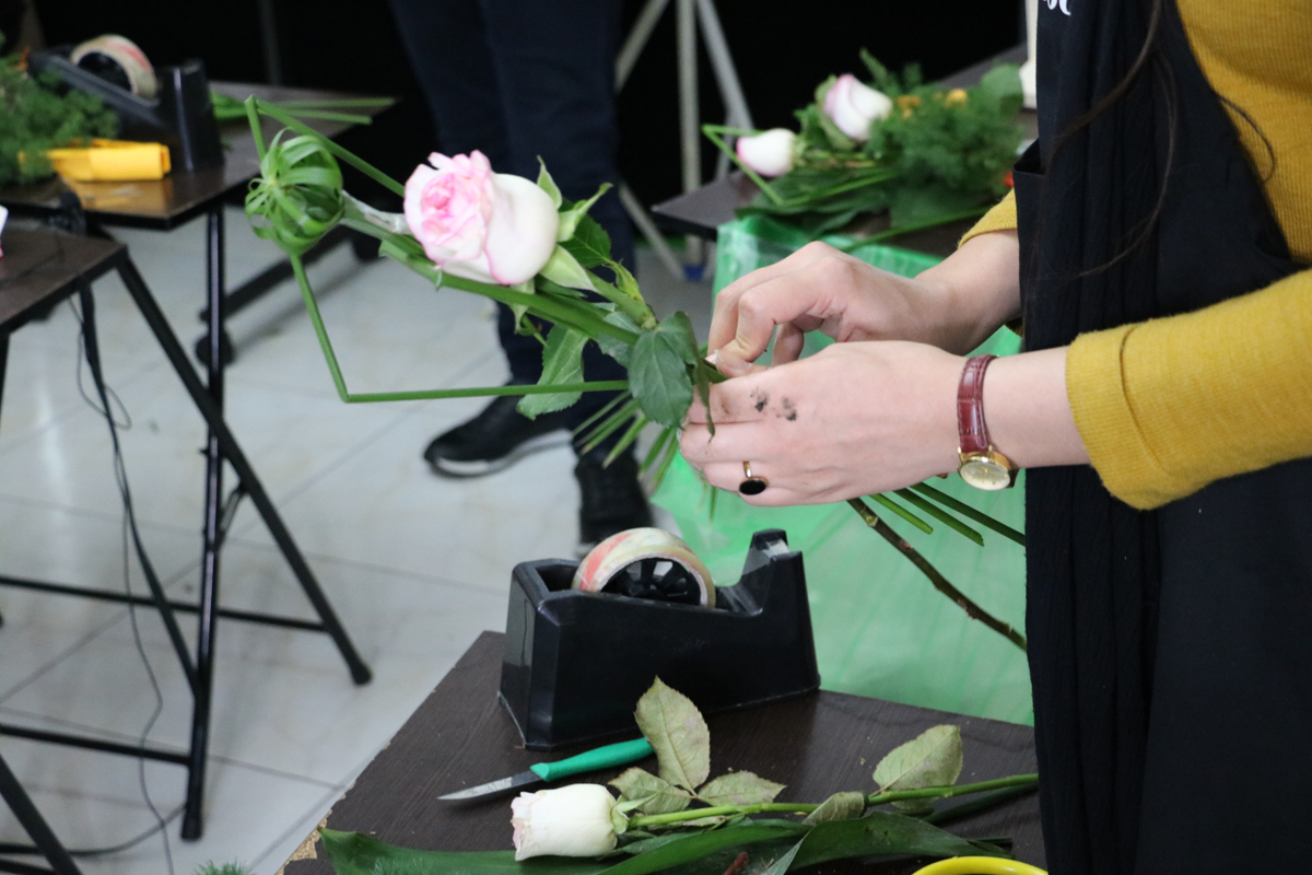 دوره گل فروشی مهر 99 آموزشگاه گل آرایی بوی گل