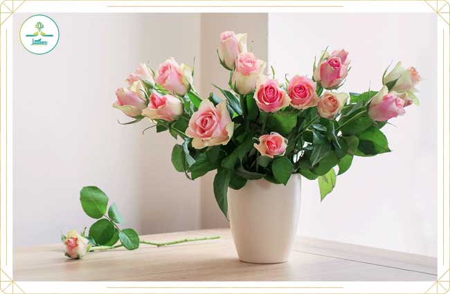 دسته گل رز در گلدان