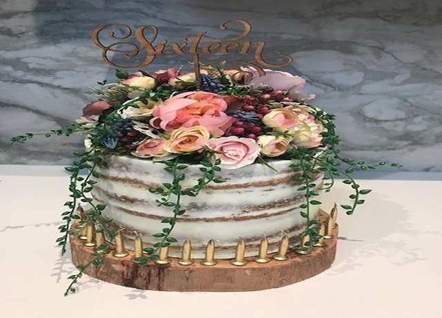 گل آرایی کیک با گل مصنوعی