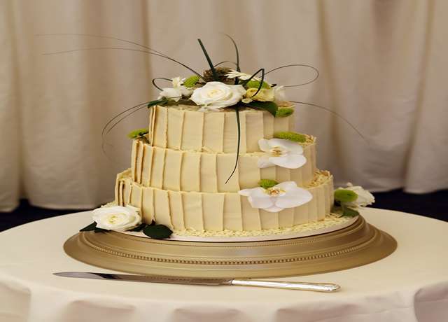 تزیین کیک با گل ارکیده سفید